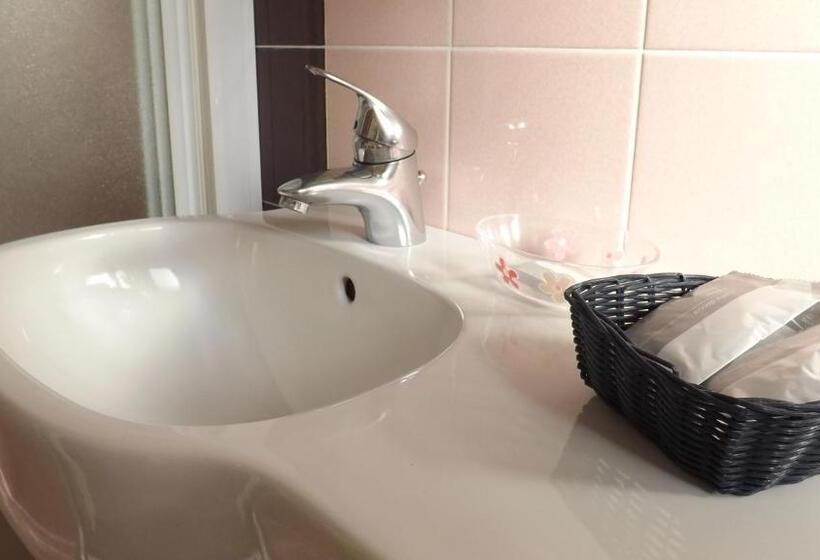 Economy Quadruple Room, Alga