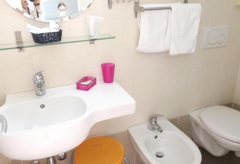 اتاق استاندارد سه نفره, Alga