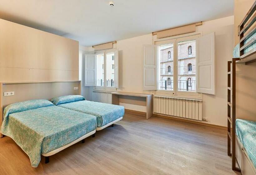 غرفة عائلية, Alberg Abat Oliba