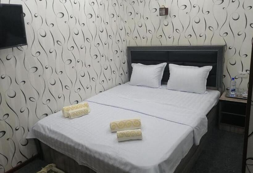 이코노미 룸, Aziz