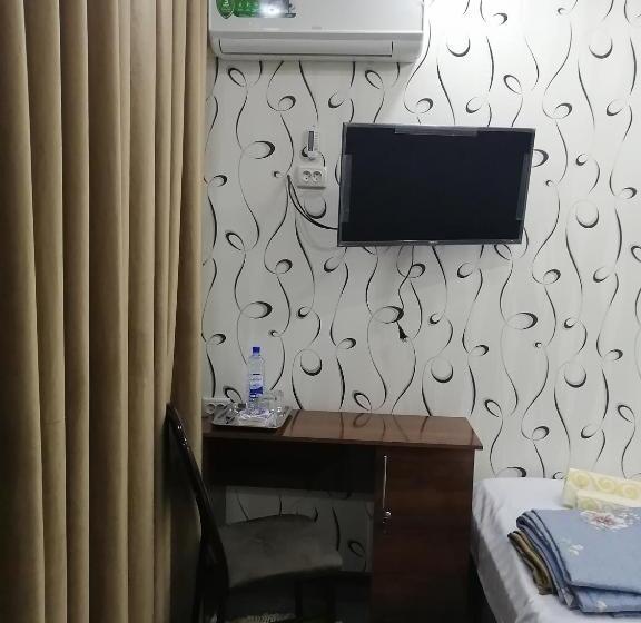 이코노미 룸, Aziz