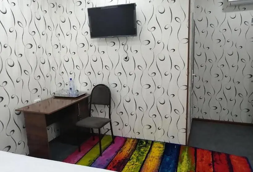 اتاق راحتی سه تخته, Aziz