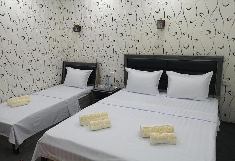 컴포트 트리플 룸, Aziz