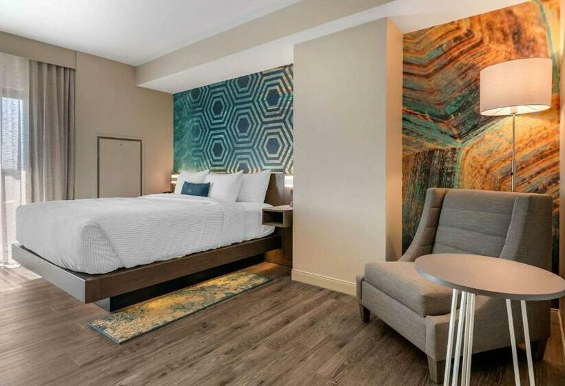 キングサイズベッドのスタンダードルーム, Cambria Hotel St Petersburg Madeira Beach Marina