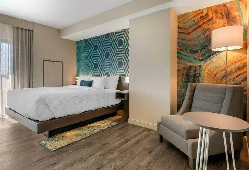 キングサイズベッドのスタンダードルーム, Cambria Hotel St Petersburg Madeira Beach Marina