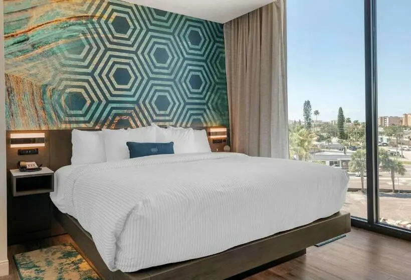 身障者適用キングサイズベッドルーム, Cambria Hotel St Petersburg Madeira Beach Marina