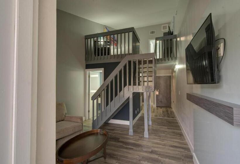 מיטת קינג בסוויטה, Clarion Pointe Tampa Brandon Near Fairgrounds And Casino