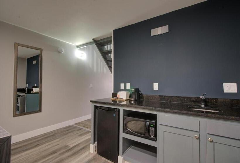 מיטת קינג בסוויטה, Clarion Pointe Tampa Brandon Near Fairgrounds And Casino