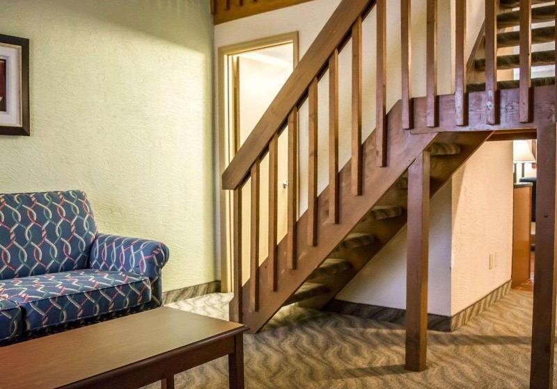 מיטת קינג בסוויטה, Clarion Pointe Tampa Brandon Near Fairgrounds And Casino