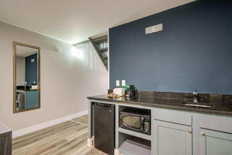 מיטת קינג בסוויטה, Clarion Pointe Tampa Brandon Near Fairgrounds And Casino