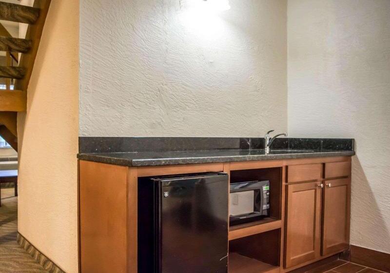 מיטת קינג בסוויטה, Clarion Pointe Tampa Brandon Near Fairgrounds And Casino