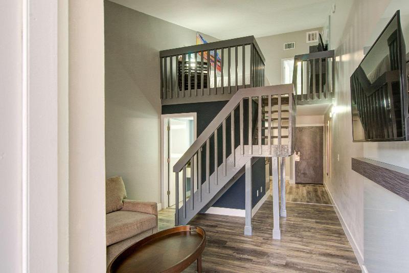 מיטת קינג בסוויטה, Clarion Pointe Tampa Brandon Near Fairgrounds And Casino