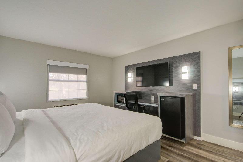 מיטת קינג בסוויטה, Clarion Pointe Tampa Brandon Near Fairgrounds And Casino