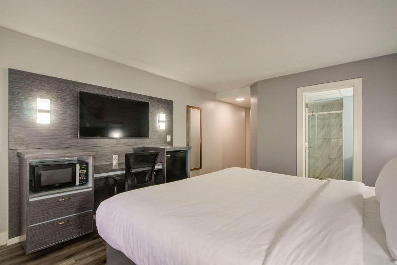 חדר סטנדרט עם מיטת קינג, Clarion Pointe Tampa Brandon Near Fairgrounds And Casino