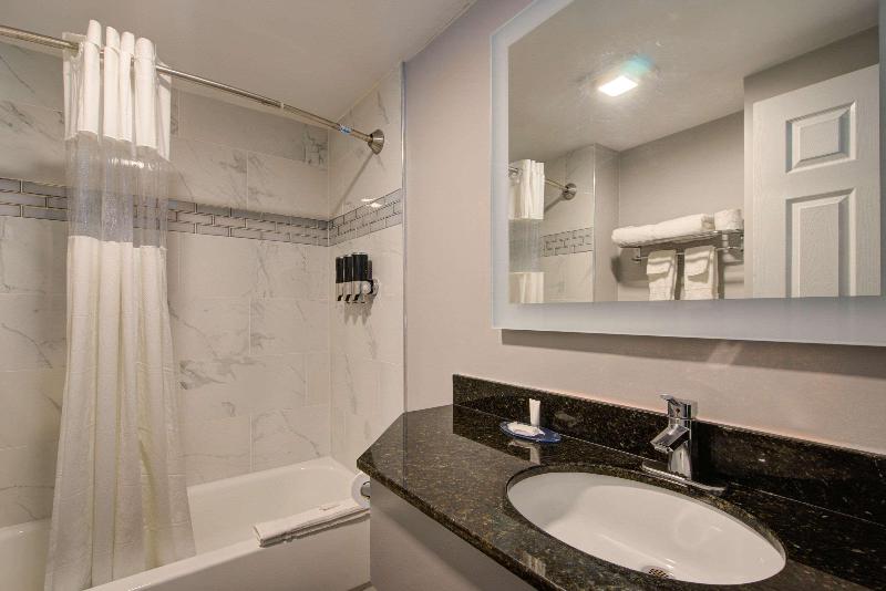 חדר סטנדרט עם מיטת קינג, Clarion Pointe Tampa Brandon Near Fairgrounds And Casino