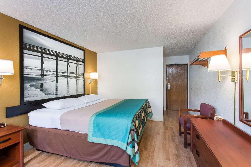 带大床的标准间, Super 8 By Wyndham Greensboro/coliseum/conv