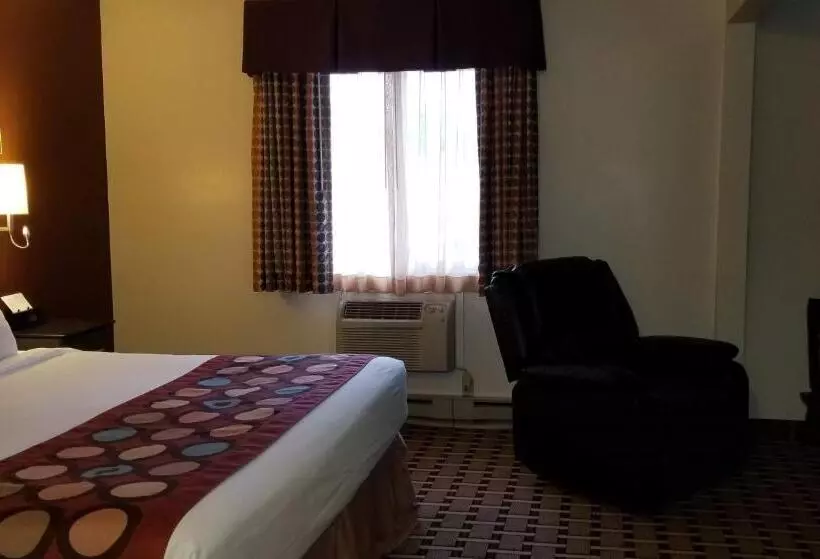 Deluxe Suite King Bed, Super 8 By Wyndham Ashland