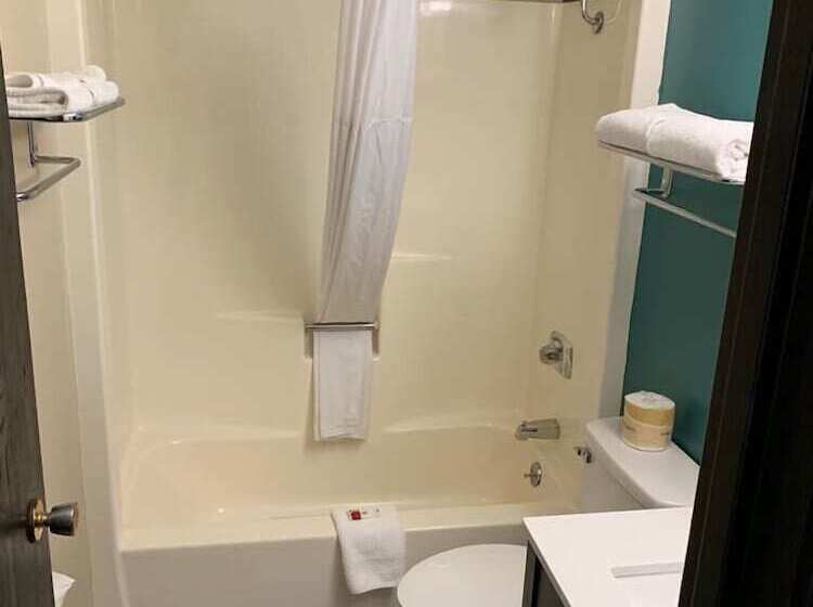 디럭스 스튜디오, Super 8 By Wyndham Huron