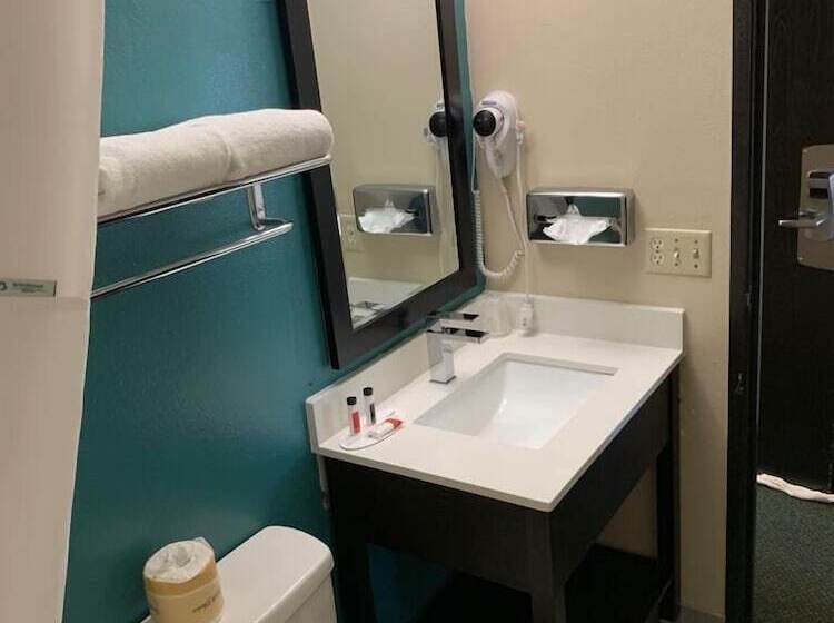 디럭스 스튜디오, Super 8 By Wyndham Huron