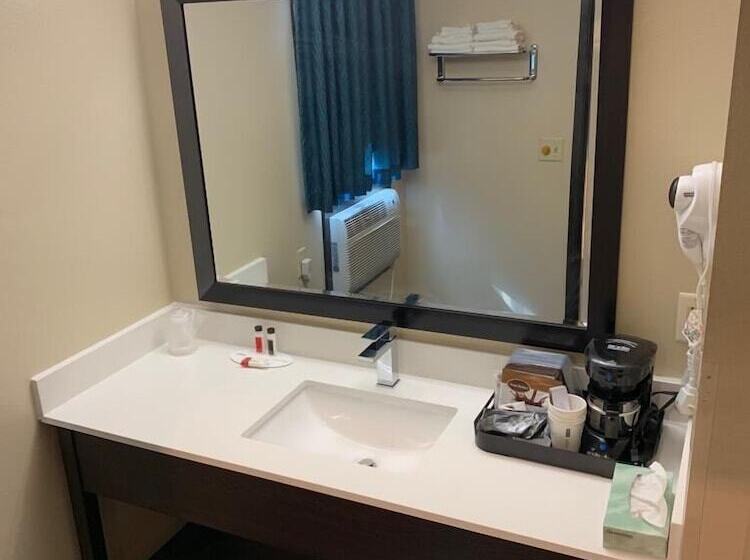 수피리어 스튜디오, Super 8 By Wyndham Huron