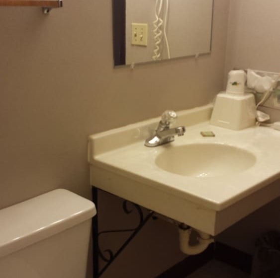 スタンダードスタジオ, Super 8 By Wyndham Pella