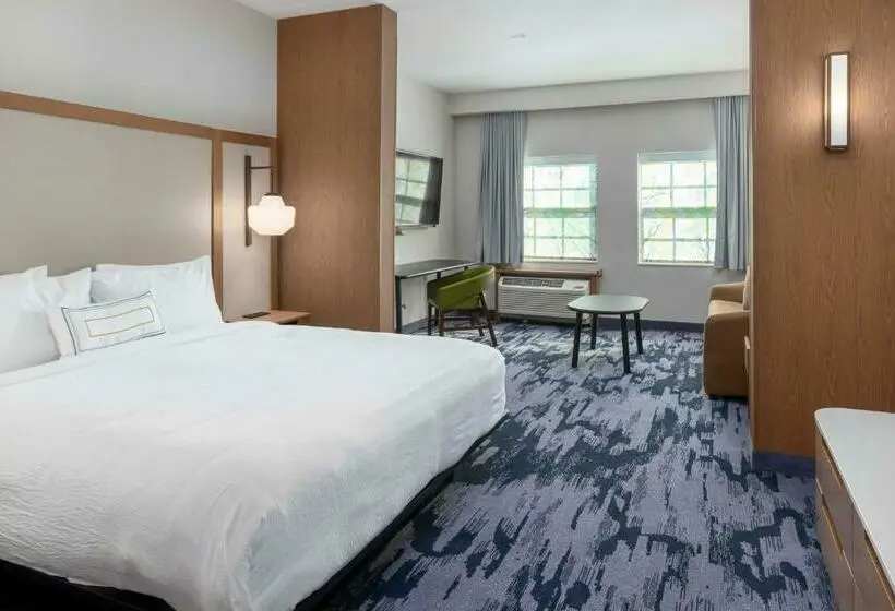 キングサイズベッドのスイートルーム, Fairfield Inn & Suites Morganton Historic Downtown