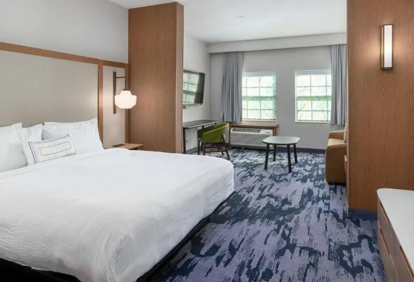 キングサイズベッドのスイートルーム, Fairfield Inn & Suites Morganton Historic Downtown