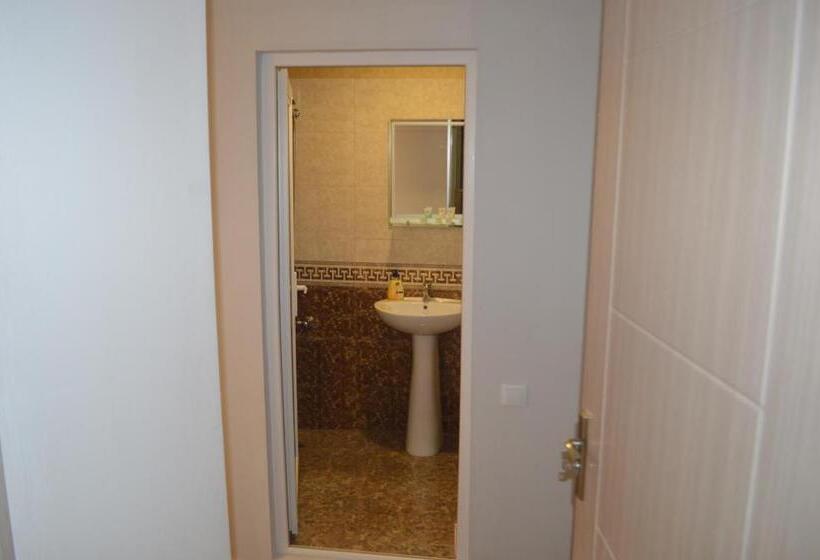 اتاق خانوادگی, Hill Fort Kutaisi