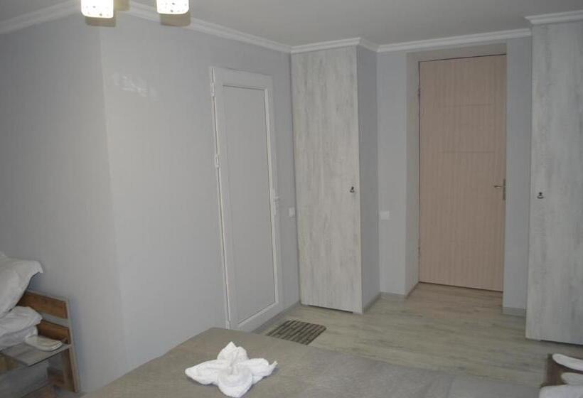 اتاق استاندارد سه نفره, Hill Fort Kutaisi