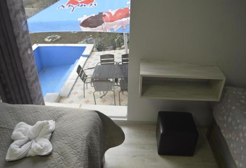 اتاق استاندارد سه نفره, Hill Fort Kutaisi