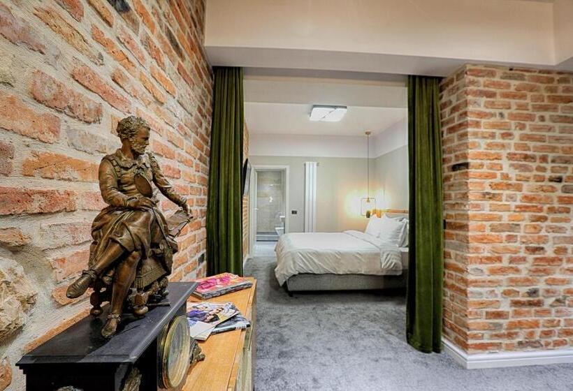 شقة غرفة واحدة, Nani Nani Boutique