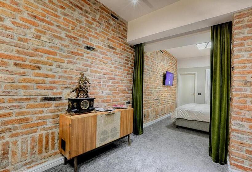 شقة غرفة واحدة, Nani Nani Boutique