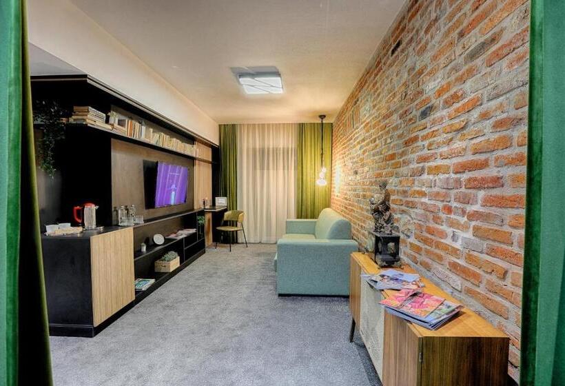 شقة غرفة واحدة, Nani Nani Boutique