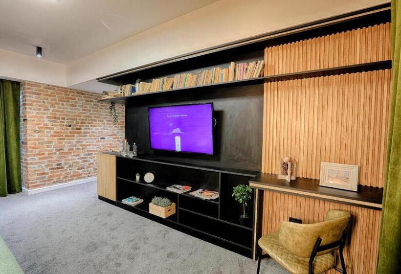 شقة غرفة واحدة, Nani Nani Boutique