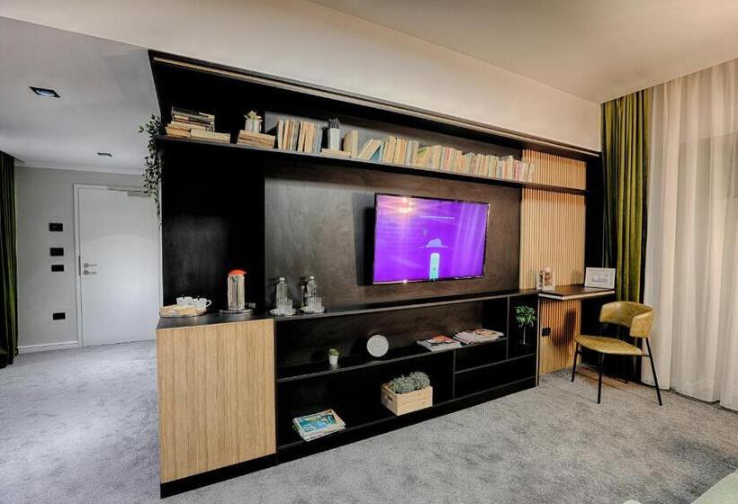 شقة غرفة واحدة, Nani Nani Boutique