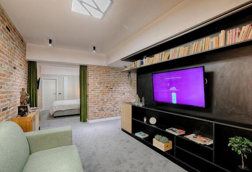 شقة غرفة واحدة, Nani Nani Boutique