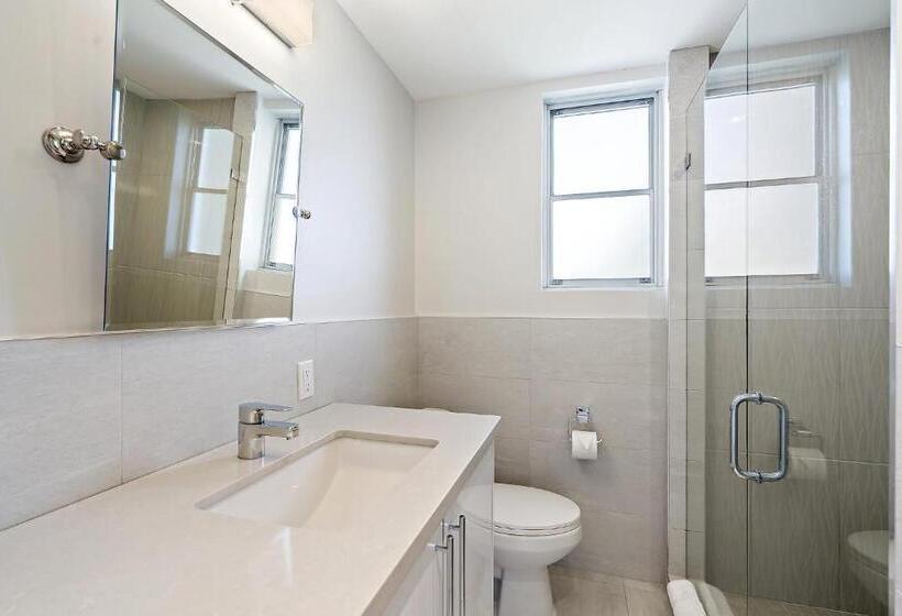 Büyük Çift Kişilik Yataklı Süit, The Ambassador