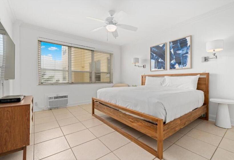 Büyük Çift Kişilik Yataklı Süit, The Ambassador