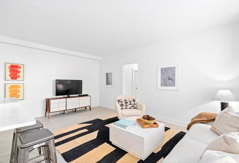 Büyük Çift Kişilik Yataklı Süit, The Ambassador