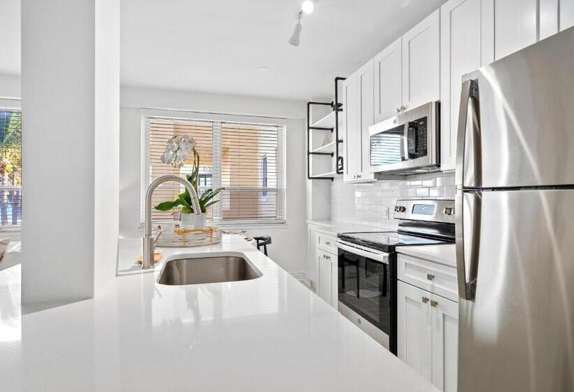 Büyük Çift Kişilik Yataklı Süit, The Ambassador