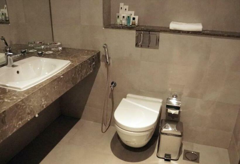 سوییت اجرایی, The Jewel