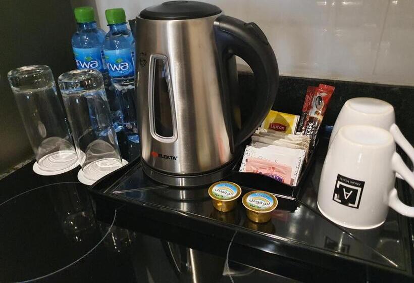 سوییت اجرایی, The Jewel