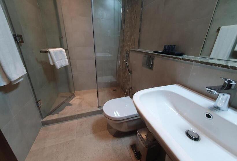 سوییت خانوادگی, The Jewel