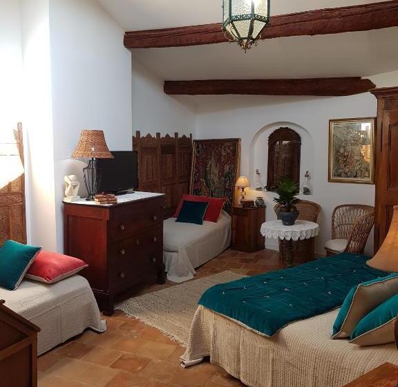 חדר משפחתי, Chateau De Murviel