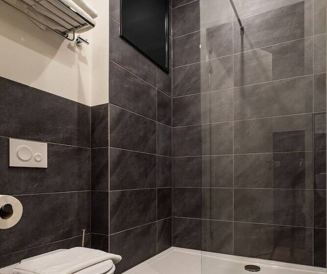 سوییت جونیور, Nero Office Hotel & City Café