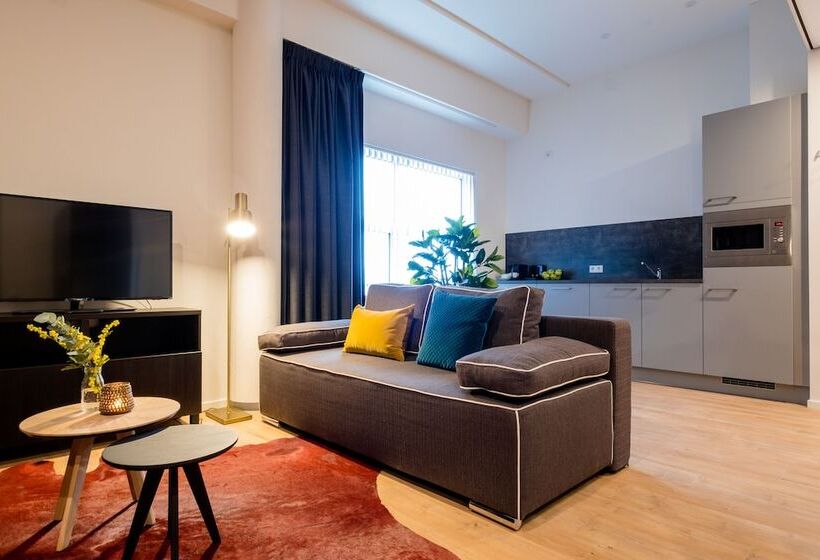 سوییت جونیور, Nero Office Hotel & City Café