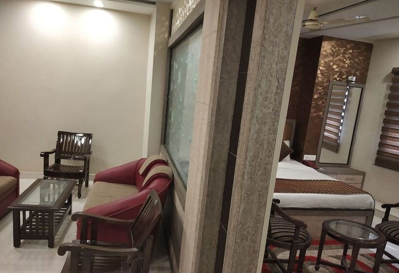 سوییت لوکس, Aadesh Palace
