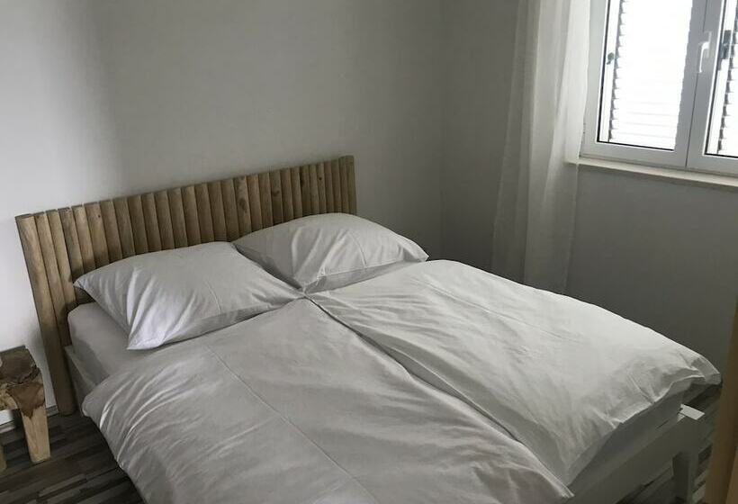 דירת משפחה, Sunny Apartments