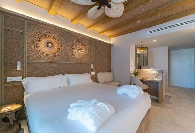 プールの見えるスーペリアルーム, Lago Resort Menorca Suites Del Lago Adults Only
