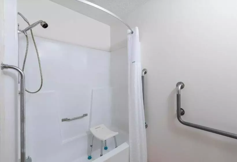 Standard-invahuone Queen-vuode, Super 8 By Wyndham Duluth